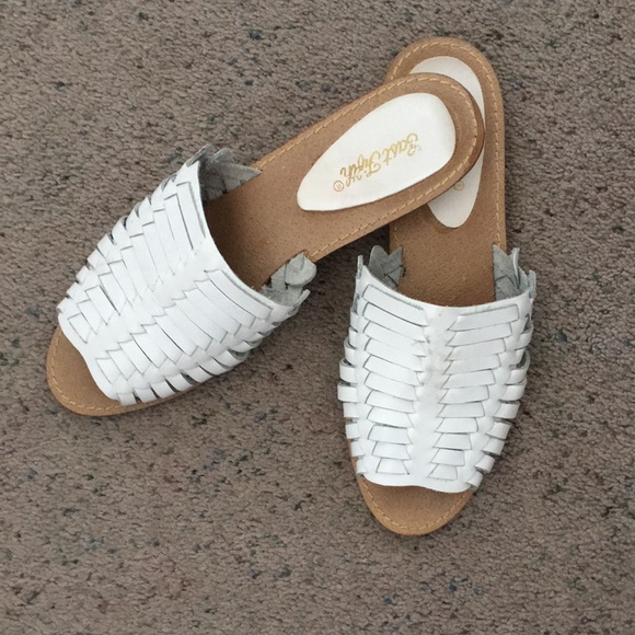 East Fifth Sandals White Size 8 - Picture 2 of 4